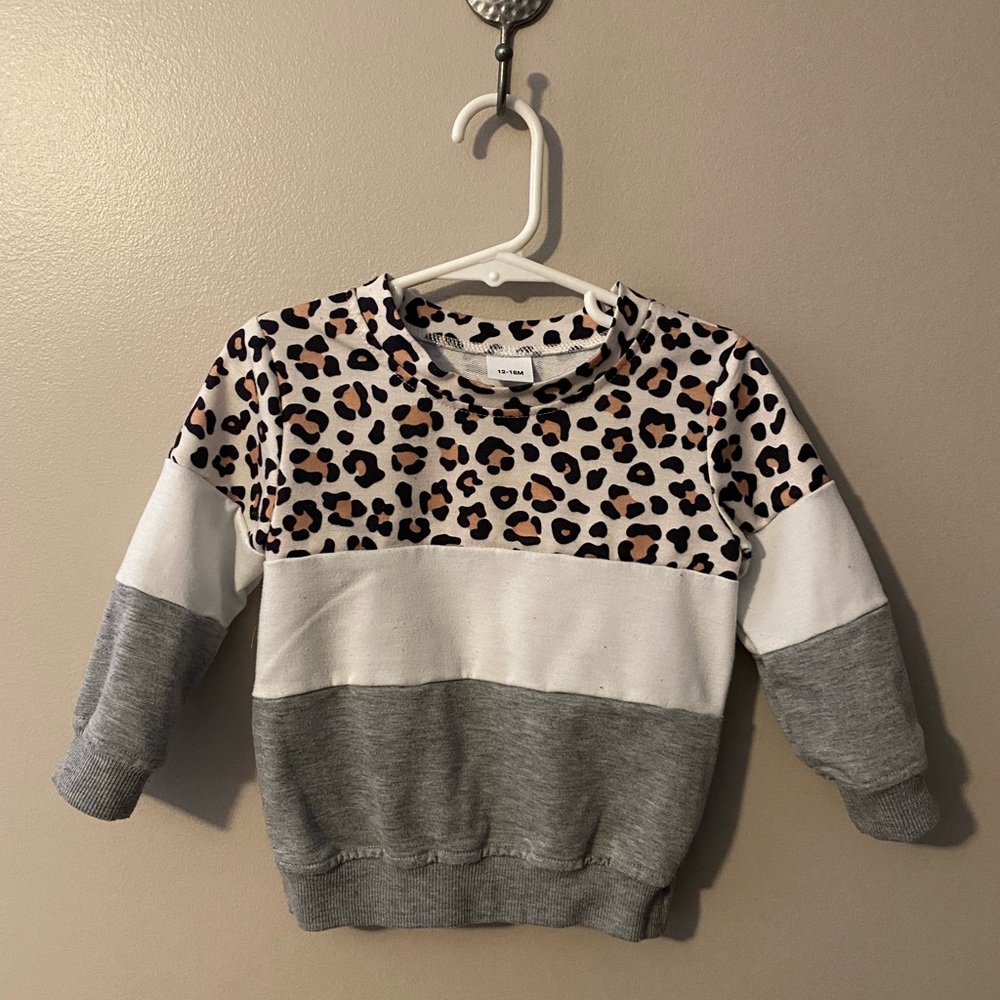 Mommy and me matching cheetah print sweatshirts.